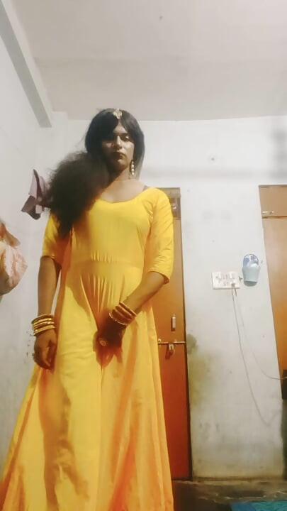 Urvashi Rani silk salwar phenke ghar ke andar ghapaghap krrhi thi