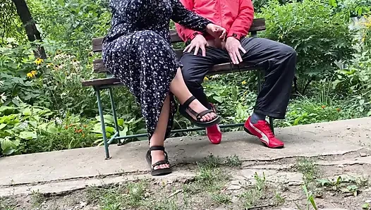 Reife stiefmutter melkt meinen schwanz draußen im park