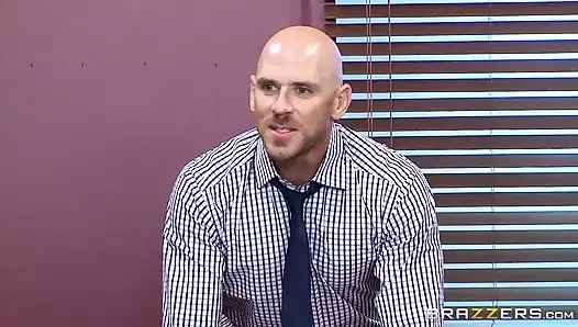 Büyük memeler iş yerinde - patron Nicole Aniston Johnny Sins'in yarağını emmek için mastürbasyonunu durdurdu
