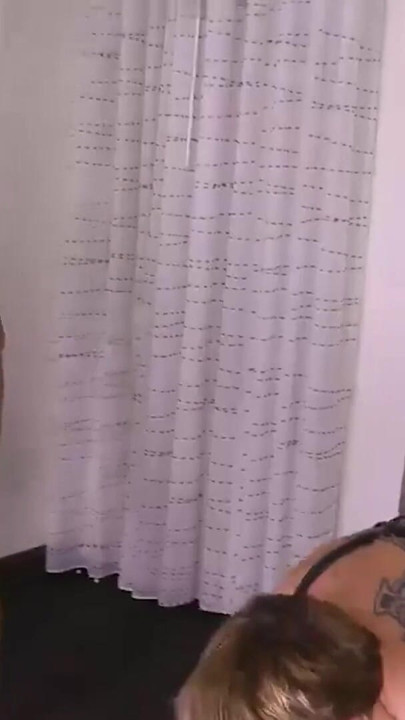 Ostatnia przegrana gry w paski, pozostawiona tylko w staniku | Klip 3