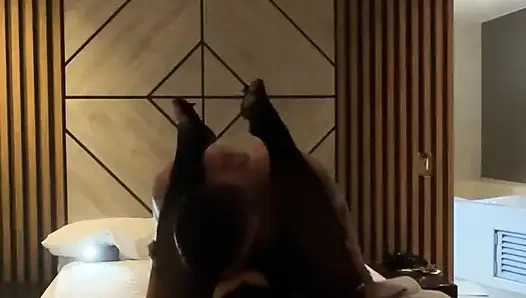 İtaatkar eş yatağın her yerine ıslak fışkıran orgazm yaşıyor