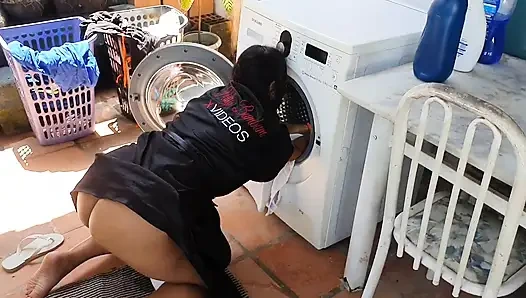 Я застряла в стиральной машине, моим черным хуем пасынок воспользовался и трахнул меня