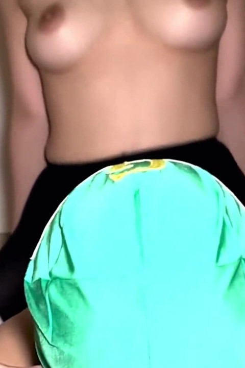 저항할 수 없는 목소리가 메아리친다. 검은 머리의 아내는 찢어진 스타킹이 근처의 모든 맥박을 자극하자 침착함을 잃는다.