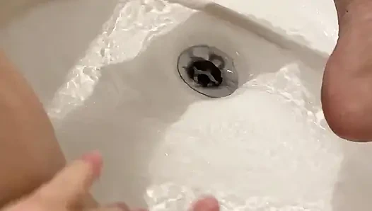 Dia tidak bisa berhenti menyetubuhi dirinya sendiri dengan jari. Waktu muncrat