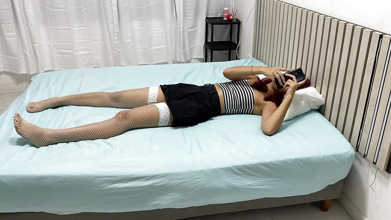 אני מוצא את החברה הכי טובה שלי מפטפטת עם החבר שלה והיא לוחשת לי באוזן שהיא רוצה לנסות דברים לסביים
