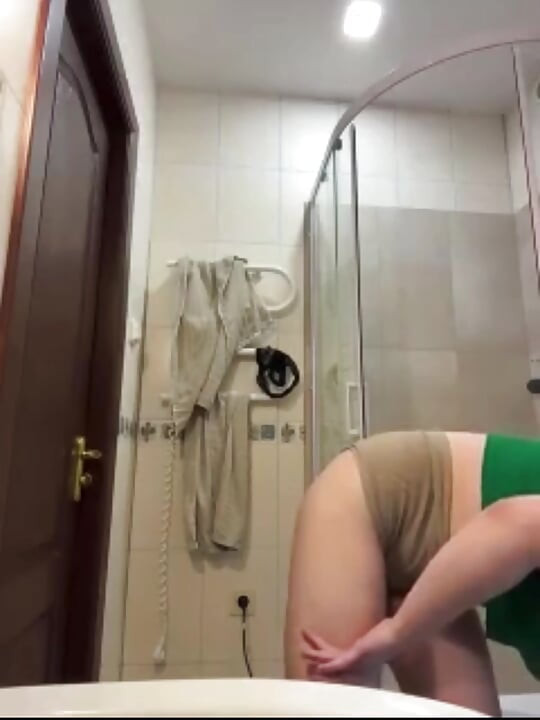 Creampie fucking in the bathroom