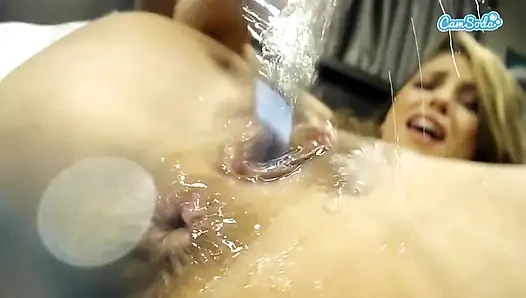 Heißer MILF-Nachrichtenanker liest die Nachrichten, während sie einen Sybian reitet