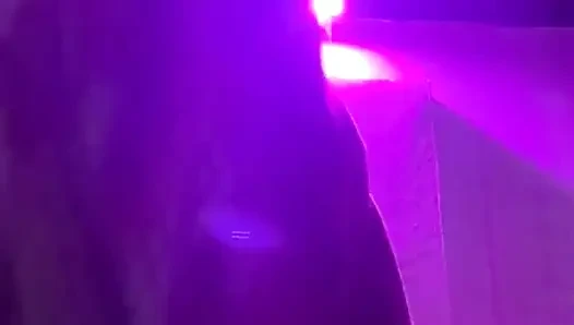 Biri bikini giymiş sigara, kulüpte ceket giymiş