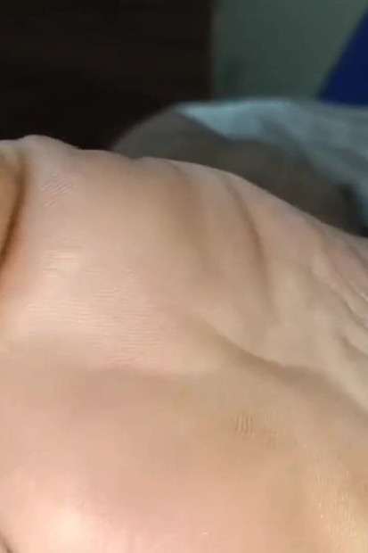 Nauljeni solo zadirkivanje s fetišom glatkih stopala