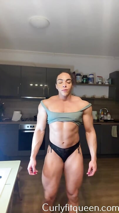 Cette maman noire est trop musclée pour rester habillée