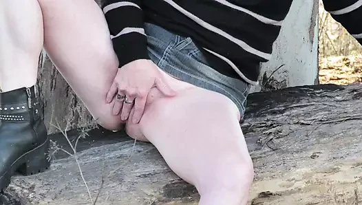 Patricia di pedesaan, kencing dan masturbasi di luar ruangan