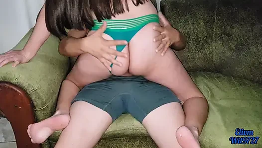 Erangan kaya saudara tiriku mendengar bagaimana dia melakukannya ketika aku memberinya creampie