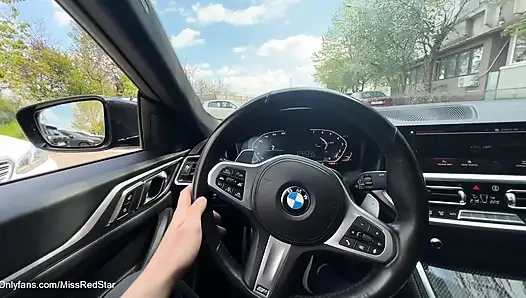 Versautes schätzchen zeigt titten in der Öffentlichkeit und lutscht schwanz im auto