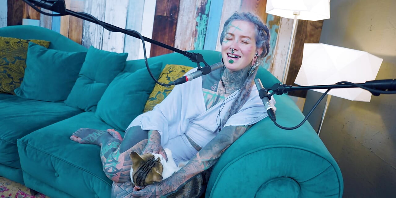 Ich spreche über E - Empathy - ASMR podcast SFW spricht goth dünnes mädchen dreadlocks tattoo-modell inked mädchen