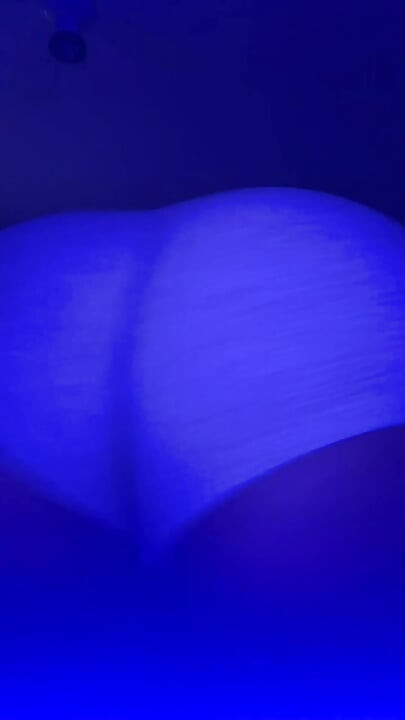 Big Booty twerking i blå ljus