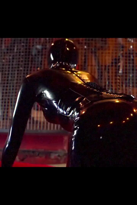 Gasmasker slaaf anaal uitgerokken door dominante milf voorbinddildo