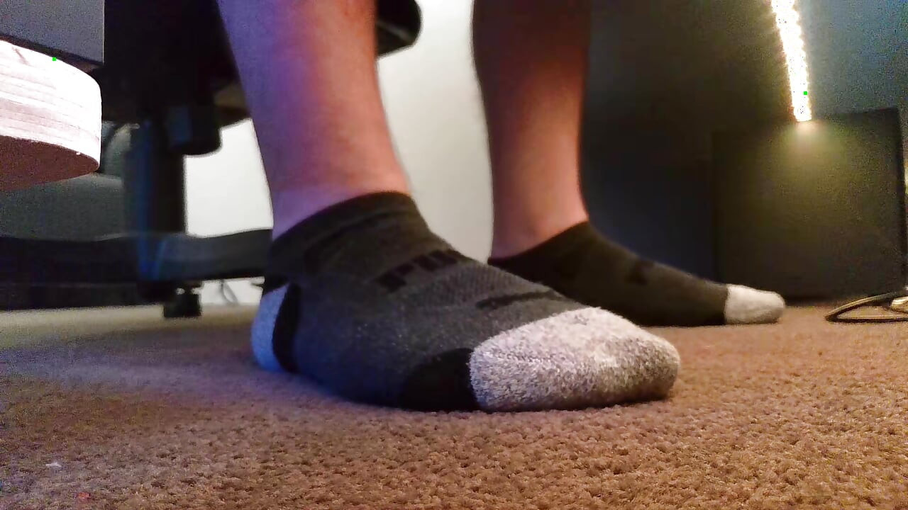 Di bawah Meja Sock Mengusik