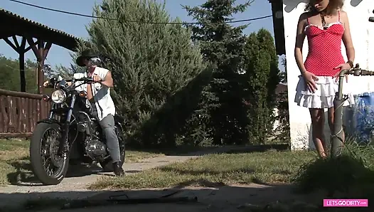 Schwanzhungrige brünette wird im freien anal geschraubt