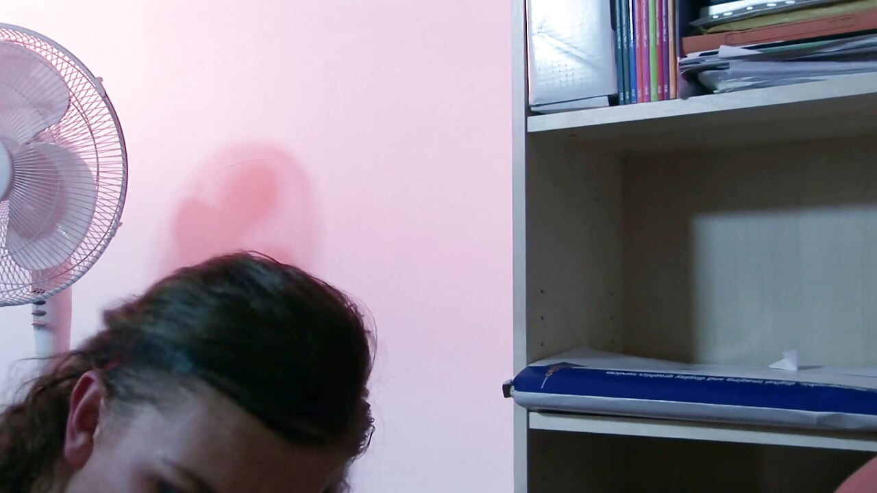 Nerdská sekretářka s poskakujícími kozami šuká svého šéfa ve své kanceláři