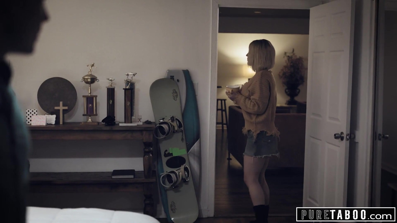 純粋なタブーの継母が義理息子を喜ばせる彼自身を助けた