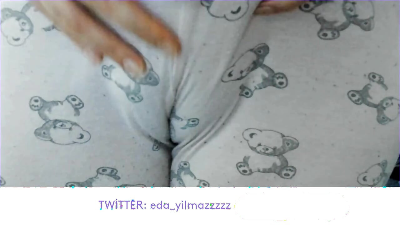 CAMELTOE- MASTURBATION IN PAJAMAS- PUFFED PUSSY- TURKISH PORN