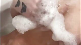 Соло-мастурбация шлюшки в любительском видео