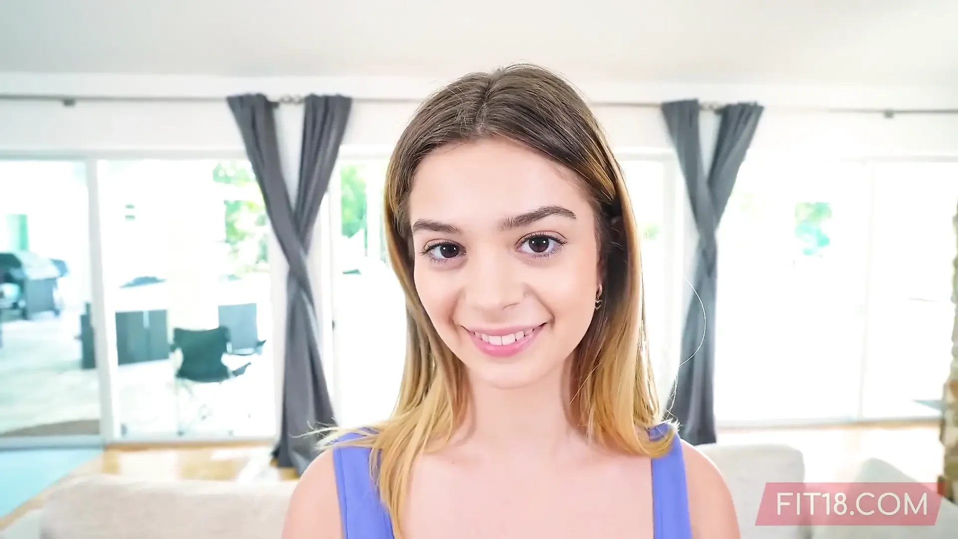 我中出一个香港的体操运动员, 他能做分叉, 而且很灵活 - Molly Little