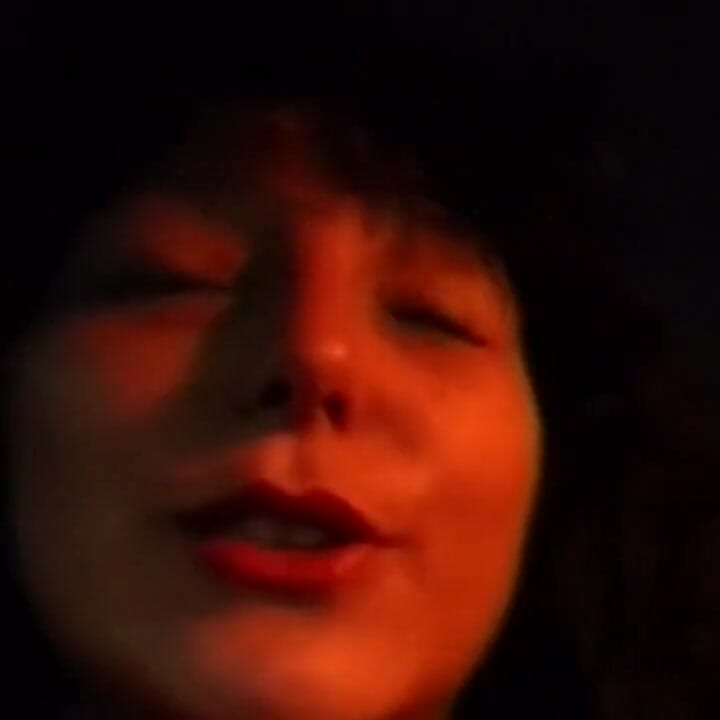 Geile milf vult enorme dildo in snelwegavontuur