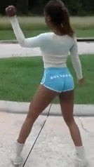 Lil momma twerking em seu shortinho