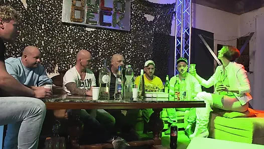 Секс-вечеринка С Двойными Проникновением С Алкоголем И Возбужденными Блондинками