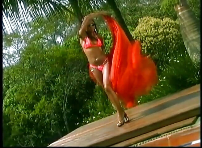 Milla Moore ki gand chudaee huee hai aur vah choot ke ankur se choochi tak viry men dhaki huee hai