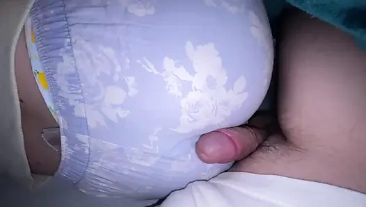 Beim ersten date drückte sich ein fremder im bett gegen mich und reibte sich an meinen saftigen hintern, bis er auf mein höschen kam