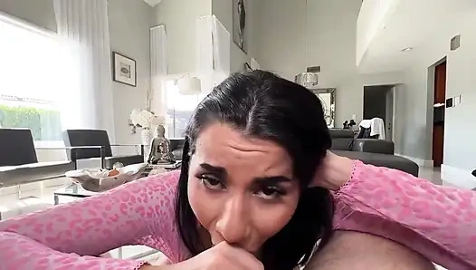 Roxie Sinner geri döndü ve büyük yarağımı sikmeye hazır ve aşkının bu büyük göğüsleri üstüme zıplamaya!