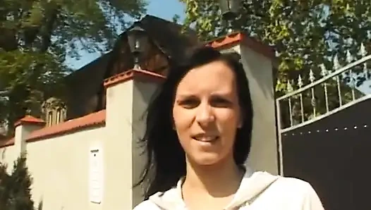 Красотка-брюнетка мастурбирует перед минетом в экшене в видео от первого лица