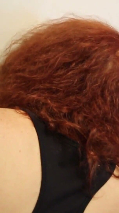 Dos chicas compartiendo pollas a través del gloryhole - Vanessa Cliff | Clip 1