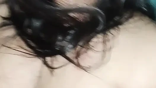 Es beginnt damit, dass sie die Muschi schüttelt, und dann mit dem Ganzen ihres Liebhabers