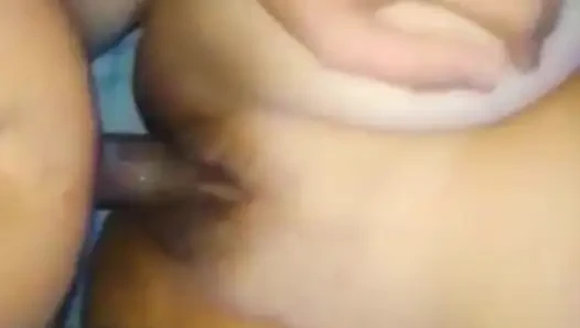 Geiles mädchen genießt es submissiv, von einem großen schwanz gefickt zu werden.