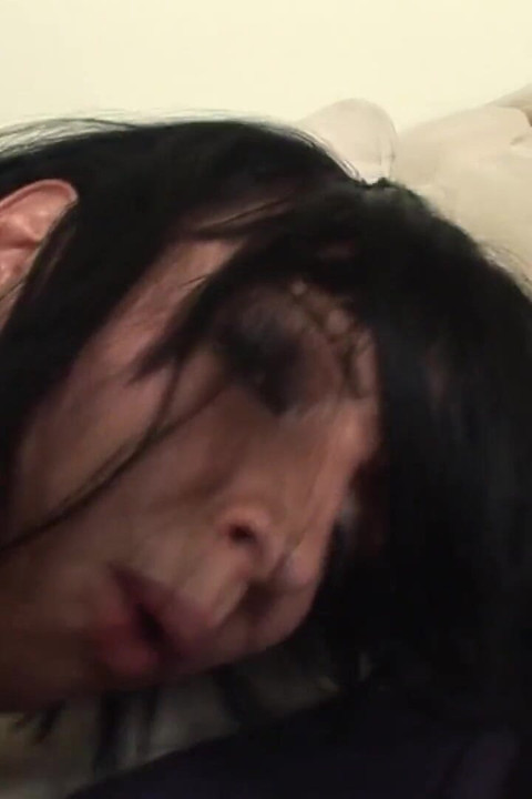 彼の巨大なペニスで彼女の秘所を引き裂きそうになる