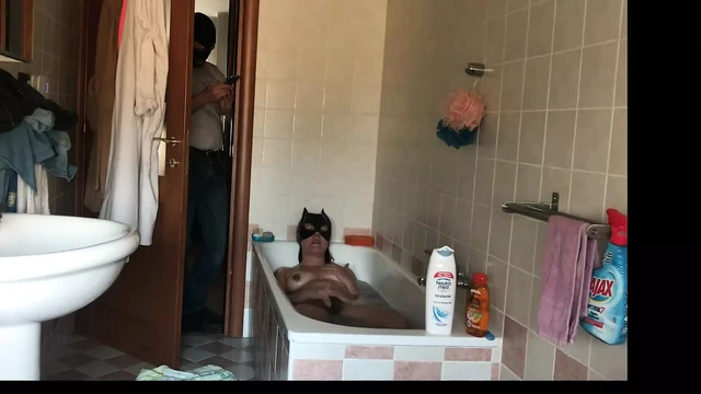 Итальянская девушка мастурбирует в ванне, а ее муж снимает себя на видео своим сотовым телефоном
