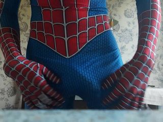Ik trek mijn pik af in kostuum van Spiderman