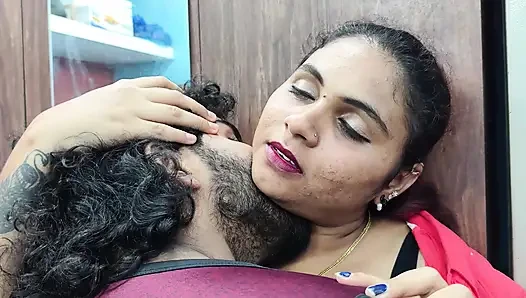 Boyun öpücüğü göğüsler gömlek ve tişört içinde öpücük romantizmi