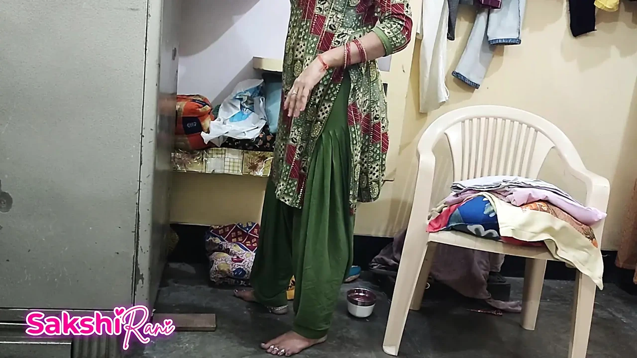 我的继母生气了，我调情然后用手指插她的菊花，继母站着做爱