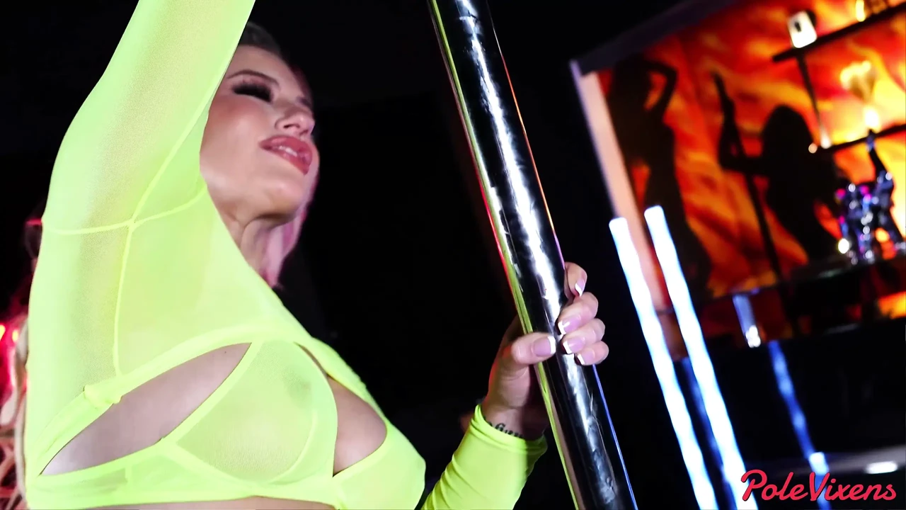 Hot Blond MILF Stripper Gets Pounded and Sucks off Guy in Vip Room