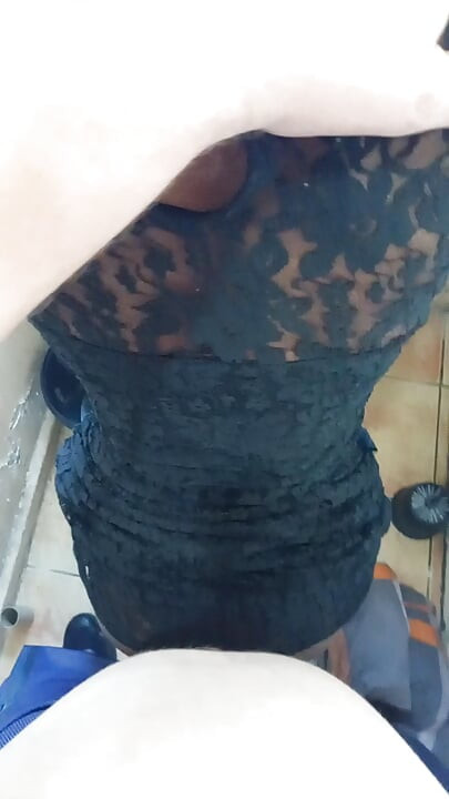 Černá Děvka Zezadu a Kouření Bělocha V Černých Sexy Šatech