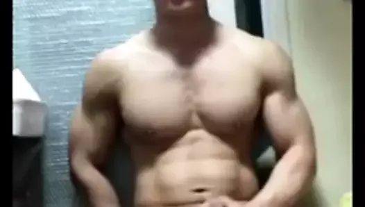 韓国人の男がオナニーして筋肉体を披露