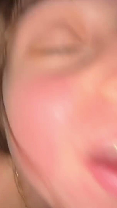 A mulher grávida dá bastante leite aos fãs durante a livestream | Clipe 1