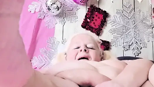 Человеческую мачеху с батплагом жестко трахнули во все дырки