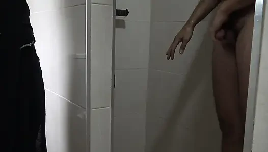 Arap kaltak sikişmeden önce ona kirli yarağını yıkamasını söylüyor