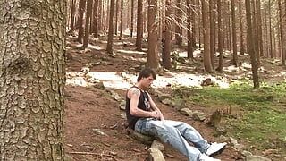 Pria terangsang dengan kontol keras suka bercinta di hutan
