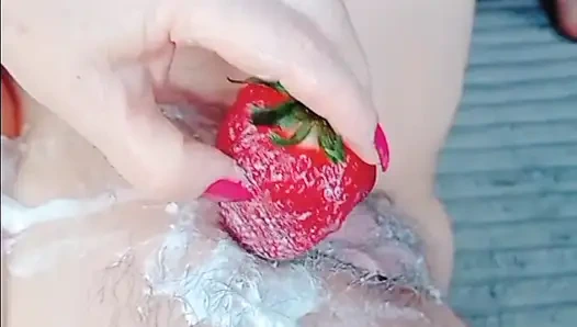 Sabrinahole, stroberi, pisang, krim asam dan mainan seks raksasa baru, di dalam buah persiknya yang berair